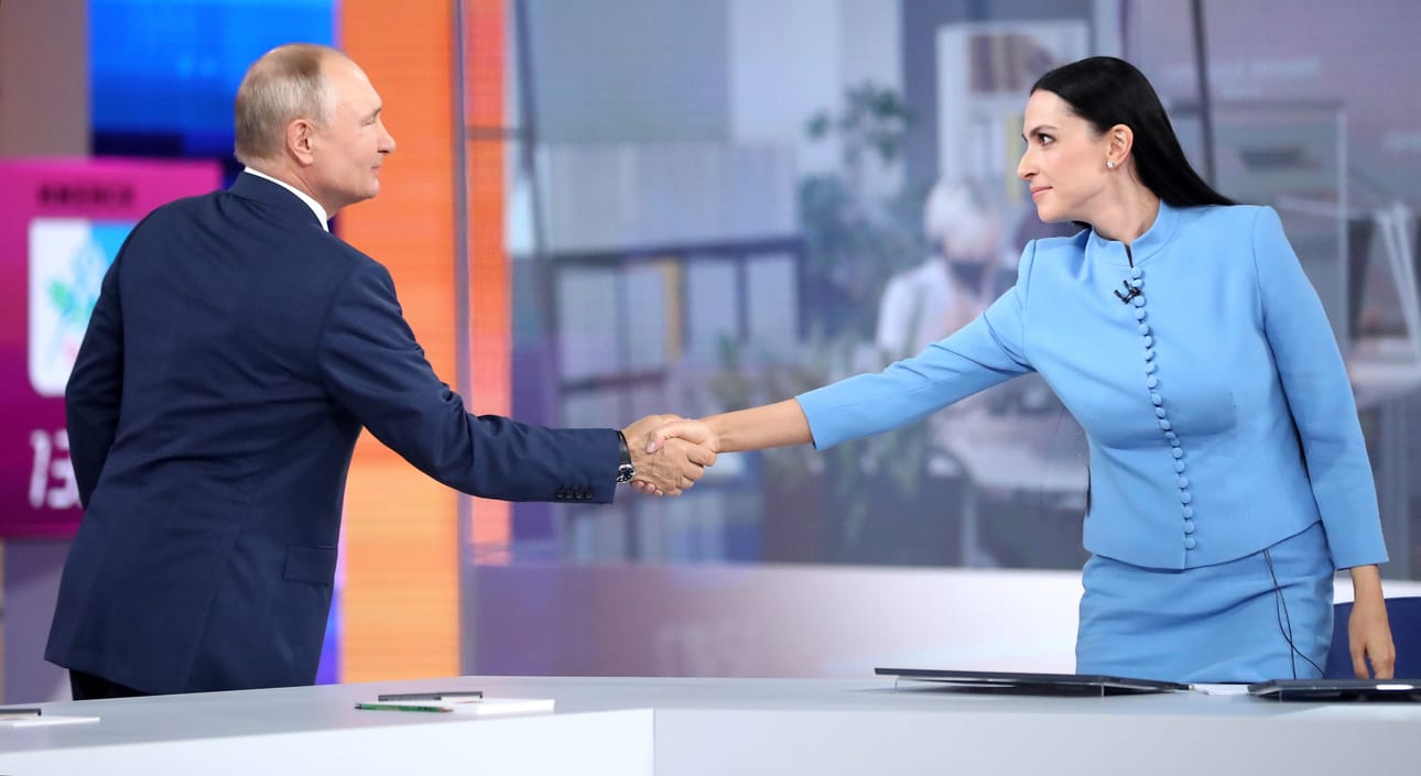Vladimir Putin esiintyi tällä viikolla lähes neljä tuntia suorassa televisio-ohjelmassa, jossa häneltä kysyttiin asioista maan ja taivaan väliltä. Ennen Suoran linjan alkua presidentti kätteli ohjelman juontajaa Nailja Asker-Zadea.