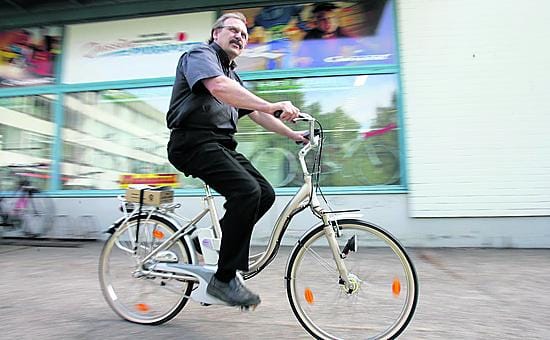 Sähköpolkupyörää testaava Aarne Kauhanen määrittelee Jussin Pyöräpisteen tavoitteeksi myydä suunnilleen 2 500-3 000 laadukasta polkupyörää vuodessa. Heikkotekoisten ajokkien kauppaan yritys ei halua ryhtyä, yrittäjä linjaa.