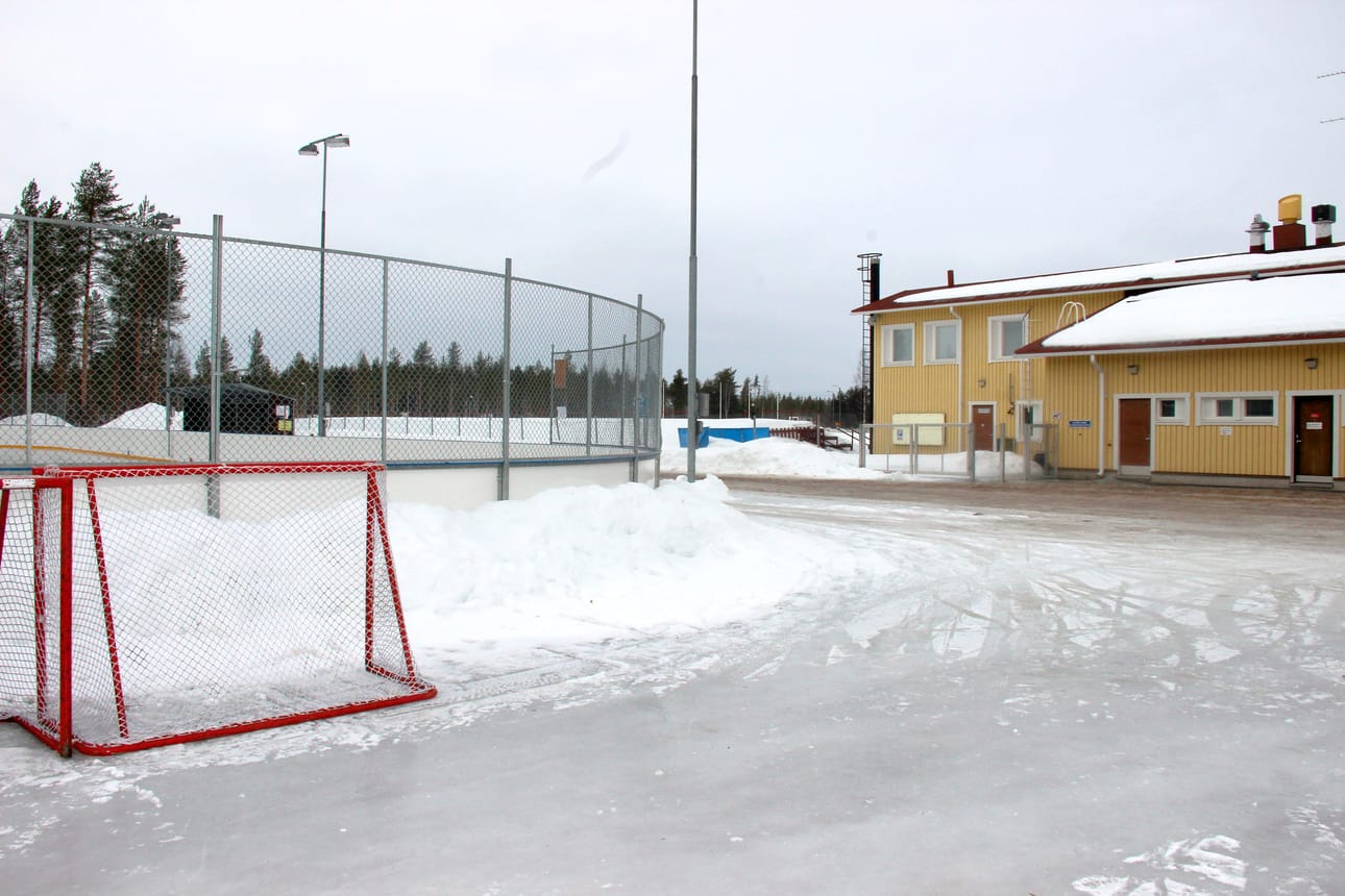 Tänne, Suojalinnan huoltorakennuksen jatkeeksi ja nykyisen kaukalon likeisyyteen, havitellaan jäähallia. Hankkeen suunnitelmia tullaan täsmentämään, jotta Pudasjärven jäähalli saataisiin valtion budjettiin. Nyt jatkosuunnittelemiseen on varattu myös rahaa.