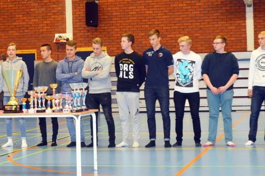 APV:n C-pojista Arttu Sepponen, Antti Yritys ja Jesse Tullila saivat pokaalit pelisuorituksistaan. KUVA: KALEVI VIITA