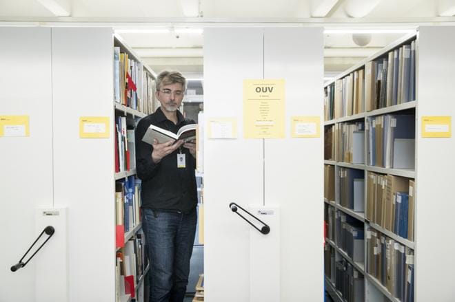 Oulun kaupunginkirjaston palvelupäällikkö Juha Sutela on kuulunut kirjastojen kysymyspalvelun vastaajarinkiin noin kuuden vuoden ajan. Useimmiten tieto etsitään verkosta, mutta välillä on piipahdettava kirjaston varastossa. KUVAT: Teija Soini
