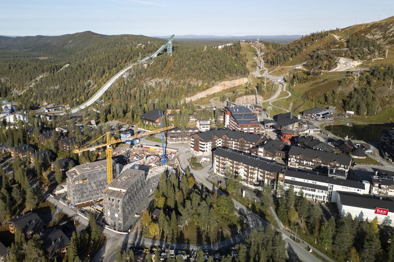 Matkailu- ja ravintola-alalla matkailijaveroa pidetään kasvun jarruna. Kuvassa Osuuskauppa Arinan Break Sokos Hotel Ruka -työmaa Rukan kylässä 7. syyskuuta.