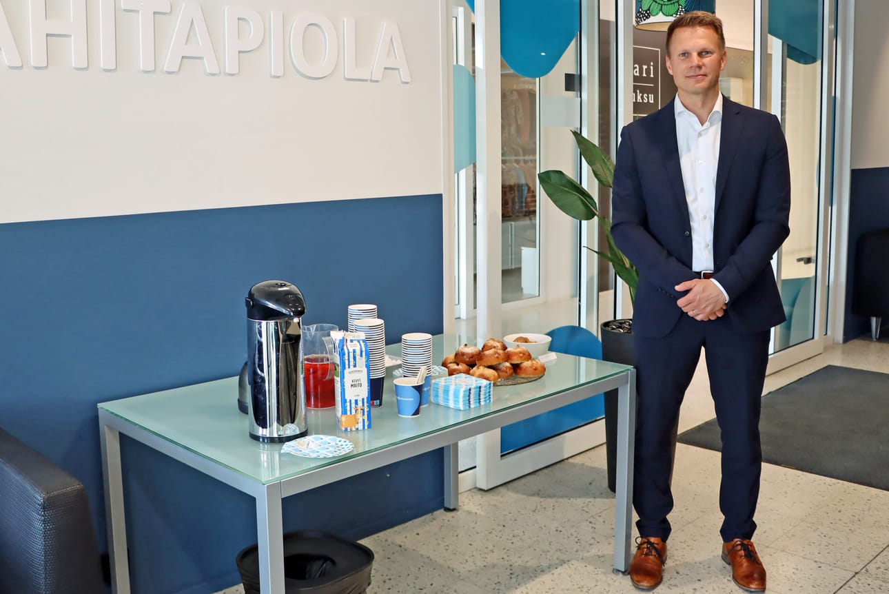 Kari Niemelä tarjosi maanantaina pullakahvit kaikille Alavuden toimipisteessä poikenneille.
