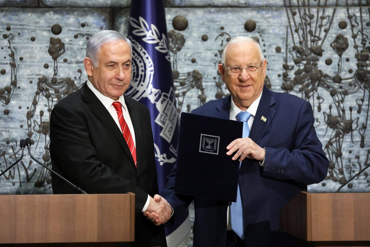 Benjamin Netanjahu yrittää neuvotella taas tiensä Israelin pääministeriksi. Israelin presidentti Reuven Rivlin (oik) nimesi hänet hallituksen muodostajaksi.
