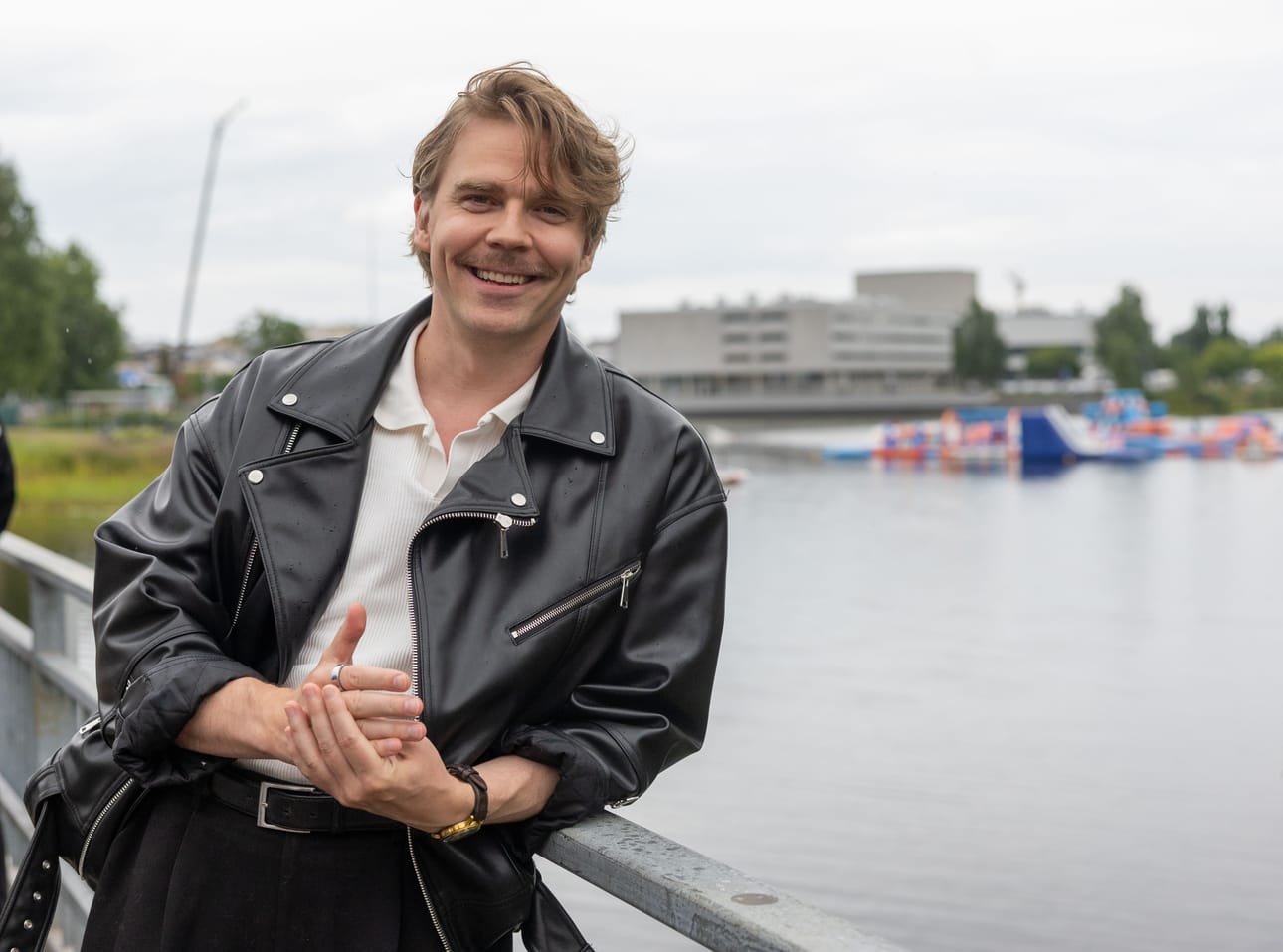 Aku Sipola tuli aikoinaan Limingasta Ouluun lukioon. Hän kertoo eläneensä tuolloin omaa käsitystään siitä, mitä taiteilijaelämä oli, ja pyörineensä kavereineen usein Kiikelin rannassa.