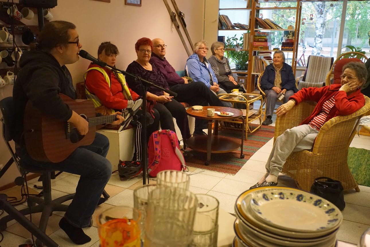 Jani Vääräniemen soitto ilahdutti Asukastuvan muuttojuhlille saapuneita. Toivottavasti Jani ehtii myös uuden Asukastuvan avajaisiin?