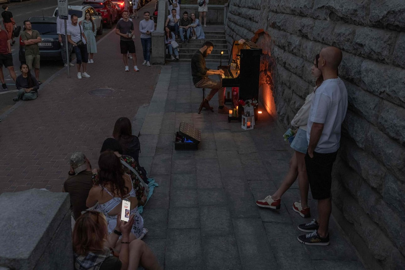 Suunnitellut sähkökatkot voivat ajoittua myös kulutushuippuihin. Katumuusikko soitti Kiovassa kynttilänvalossa sähkökatkon aikana aiemmin kesäkuussa. LEHTIKUVA/AFP