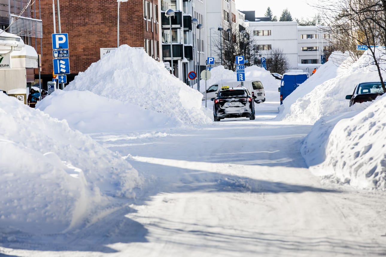 Taivaalta sartoi parissa päivässä montakymmentä senttiä lunta. Tämä on näkynyt myös katukuvassa, lumiauraa on jouduttu odottelemaan paikoin pitkään, ja isot kasat näkyvät katukuvassa ennen kuin niitä siirretään pois.