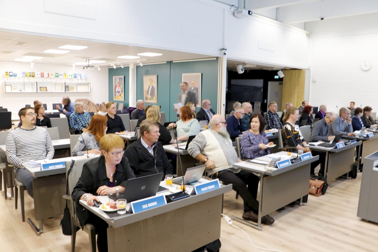 Pudasjärven kaupunginvaltuuston marraskuinen päätös jäähallin rakentamisen siirtämisestä ei ollut täytäntöönpanokelpoinen. Uutta yritetään uusin täsmennyksin ensi torstaina.