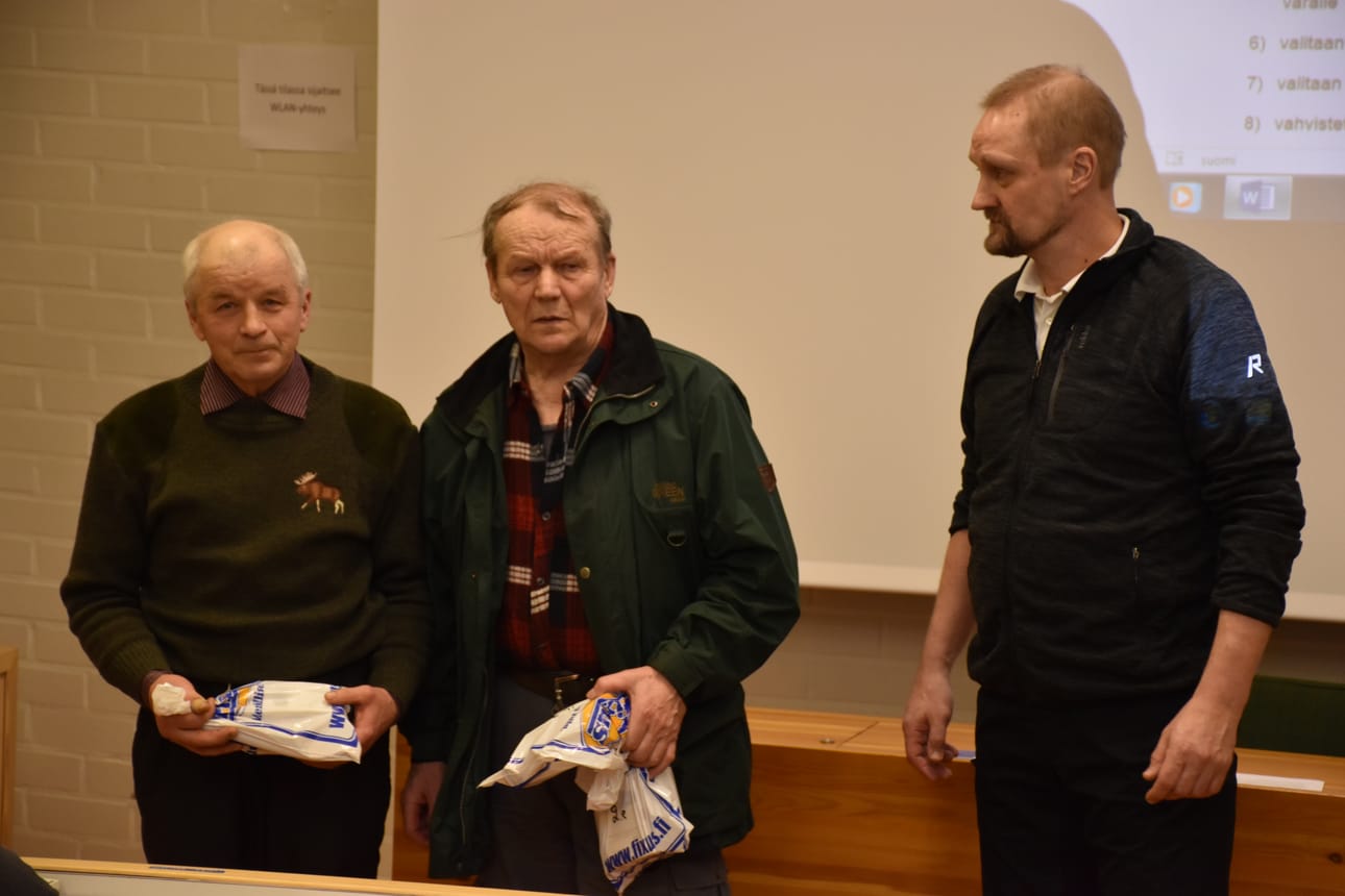 Pienpetokilpailun voitti Mauno Soudunsaari (vas.). Toinen oli Paavo Karvonen. Palkinnot jakoi riistanhoitoyhdistyksen puheenjohtaja Pertti Ahola.