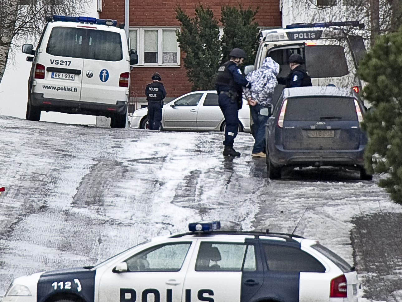 Vuonna 2012 poliisi iski United Brotherhoodin kerhotiloihin Turun Hakakadulla, kun kerhotiloissa ammuskeltiin. Krp:n mukaan UB:n jäsenistö on rikollisempaa ja väkivaltaisempaa kuin minkään muun rikollisryhmittymän jäsenet Suomessa.