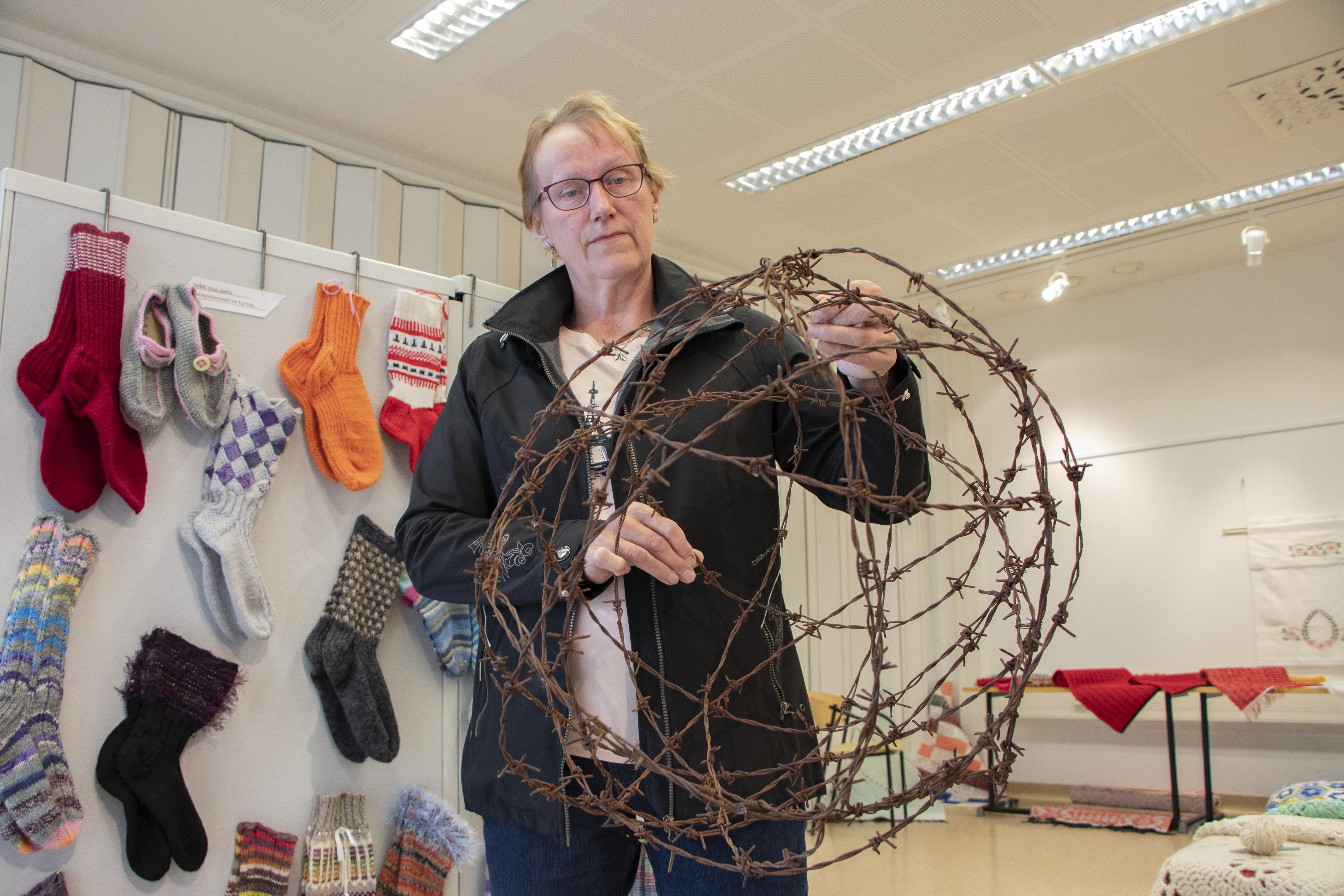 "Kässäkerhossa" ei keskitytä yhteen materiaaliin, vaan kukin saa tehdä ja tuunata sitä,  mikä sillä hetkellä tuntuu mieluisalle. Ritva Leiviskällä käsissään kotinurkkien materiaalista koottu piikkilankapallo.