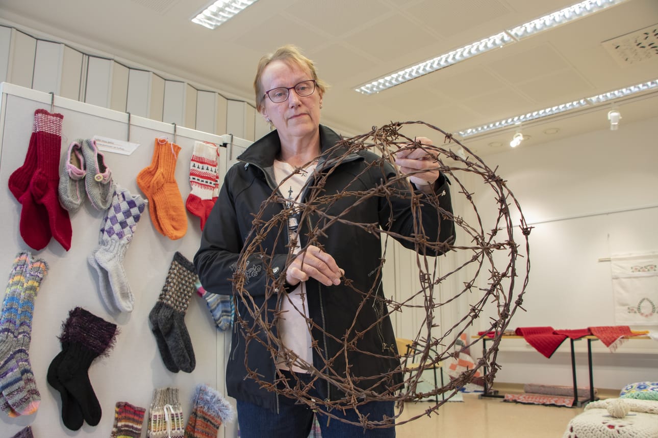 "Kässäkerhossa" ei keskitytä yhteen materiaaliin, vaan kukin saa tehdä ja tuunata sitä, mikä sillä hetkellä tuntuu mieluisalle. Ritva Leiviskällä käsissään kotinurkkien materiaalista koottu piikkilankapallo.