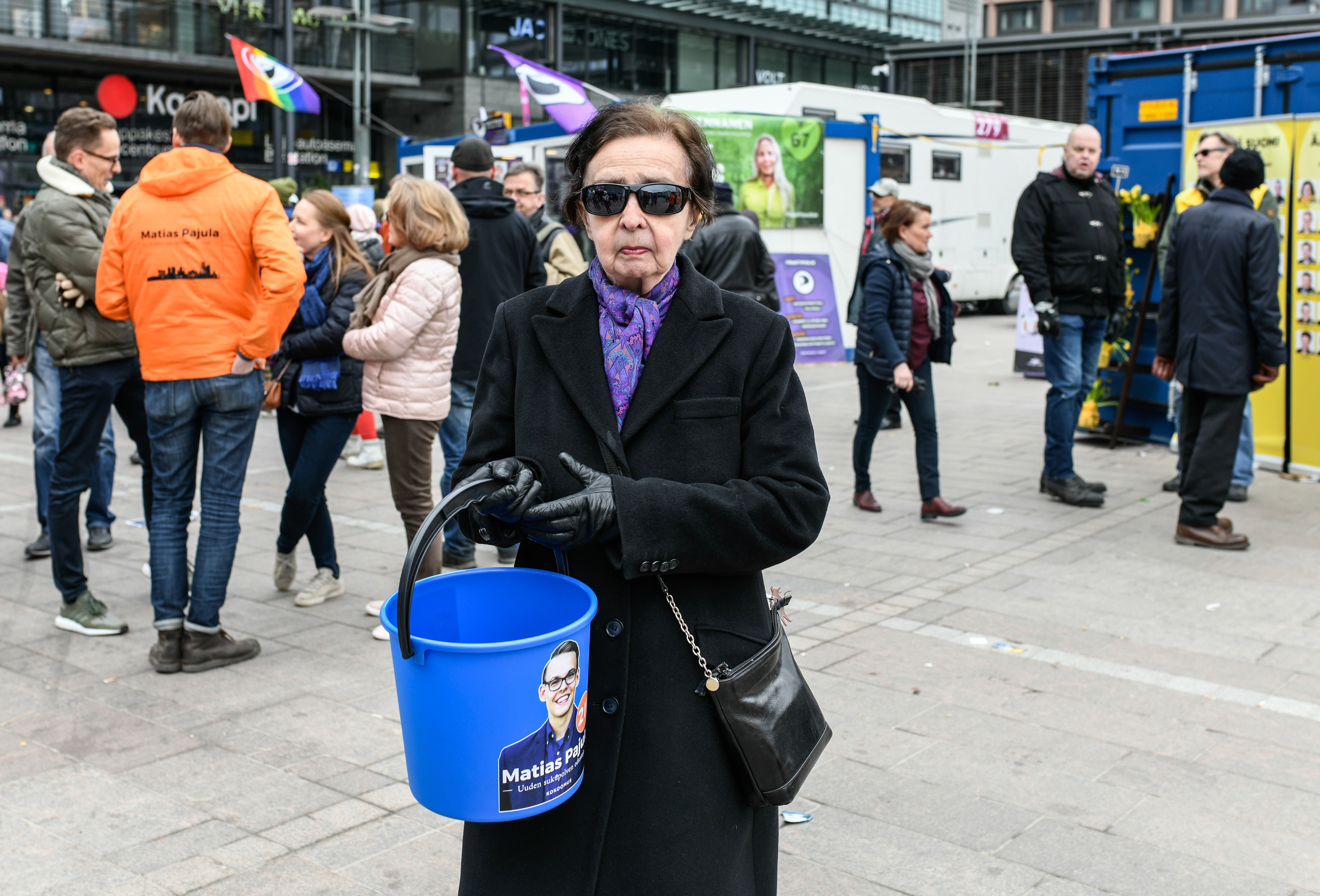 Raija Åkerblom sai torilla ensimmäisen vaaliämpärinsä.