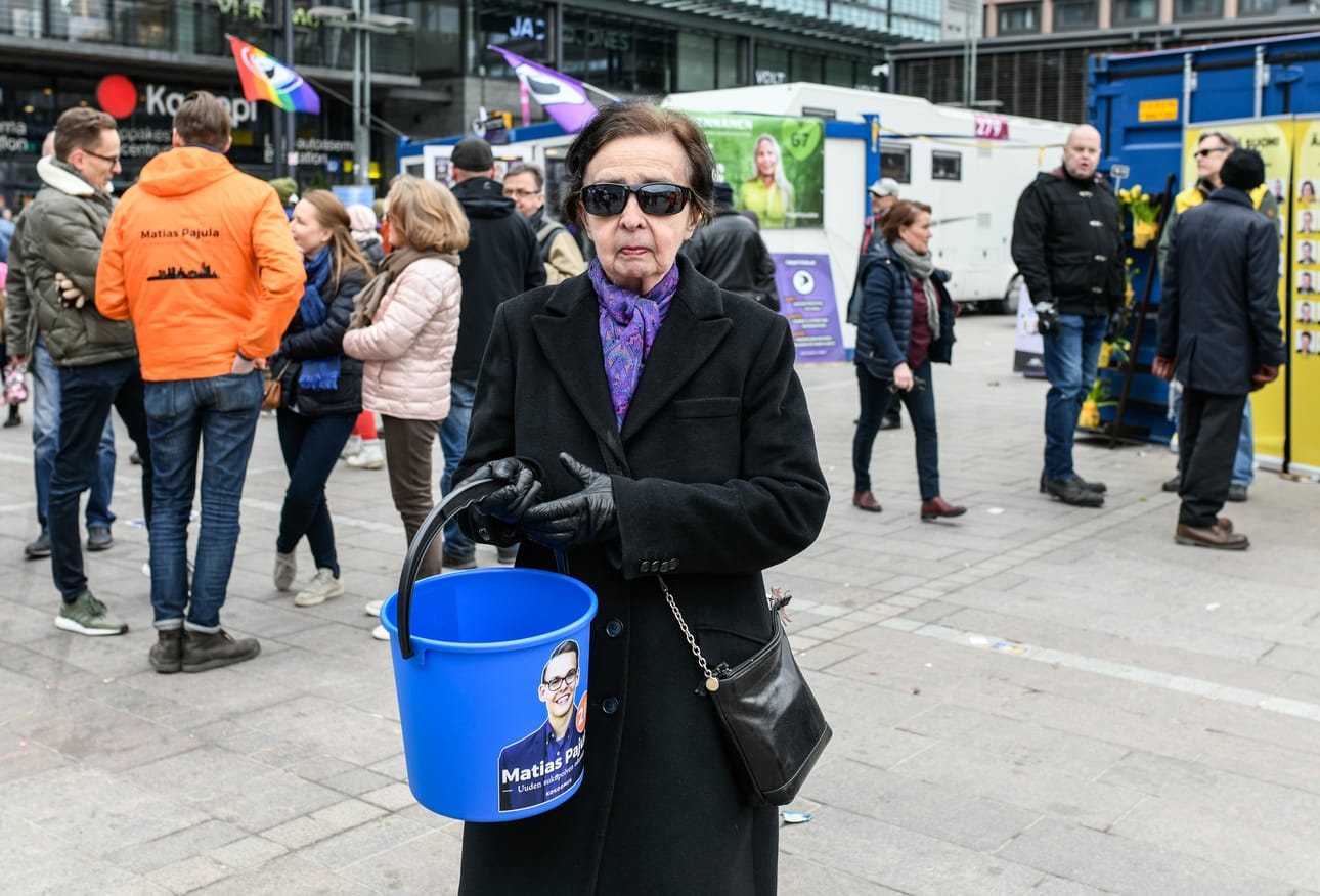 Raija Åkerblom sai torilla ensimmäisen vaaliämpärinsä.