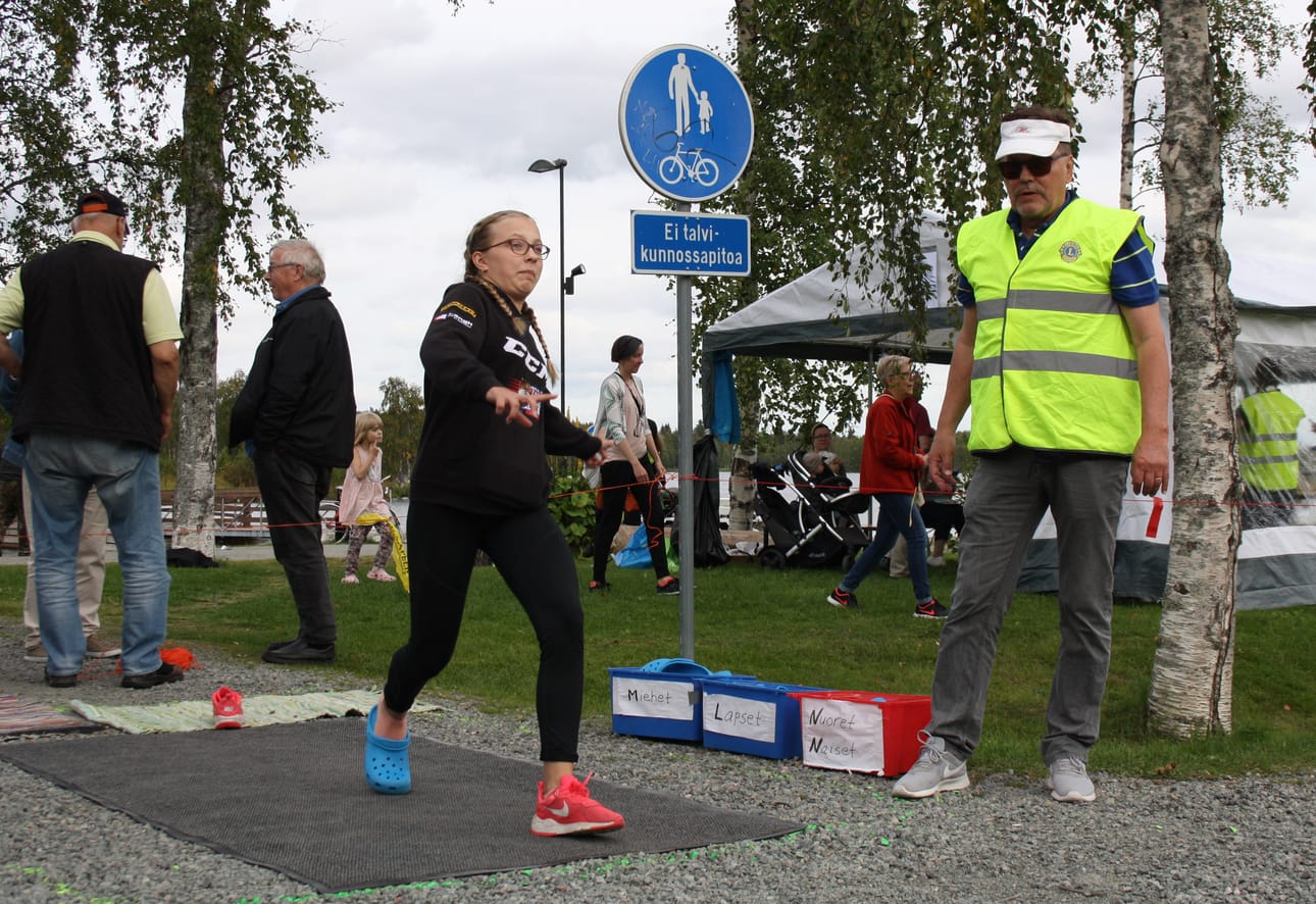 Kuusamon Lionsklubi piti Kelan rannassa kengänpotkaisun MM-kisoja. Roosa Karjalainen yritti tosissaan. Hän huomasi, että liian pitkä saattoliike nosti lentoradan liian pystyksi, ja vastatuuli kengän alas. Pauli Miettinen seurasi suoritusta.