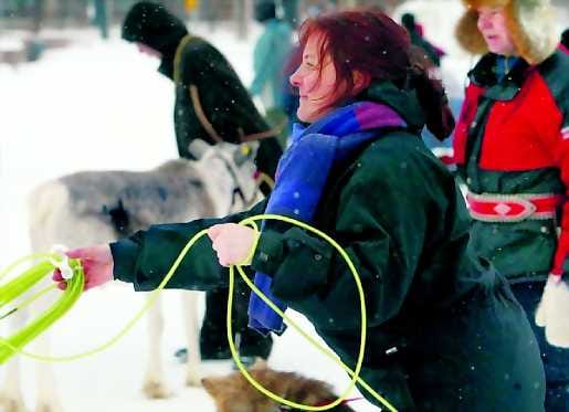 Suopunki lentää mallikkaasti. Merja Riijärvi koitti onneaan ja onnistui suopungin heittopaikalla Poro tuli kaupunkiin -tapahtumassa Oulun torilla lauantaina.