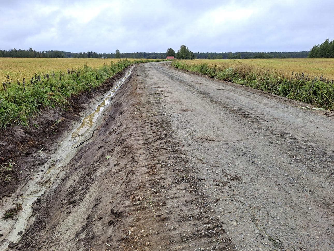 Hautakankaantie on saanut uutta ojaa.