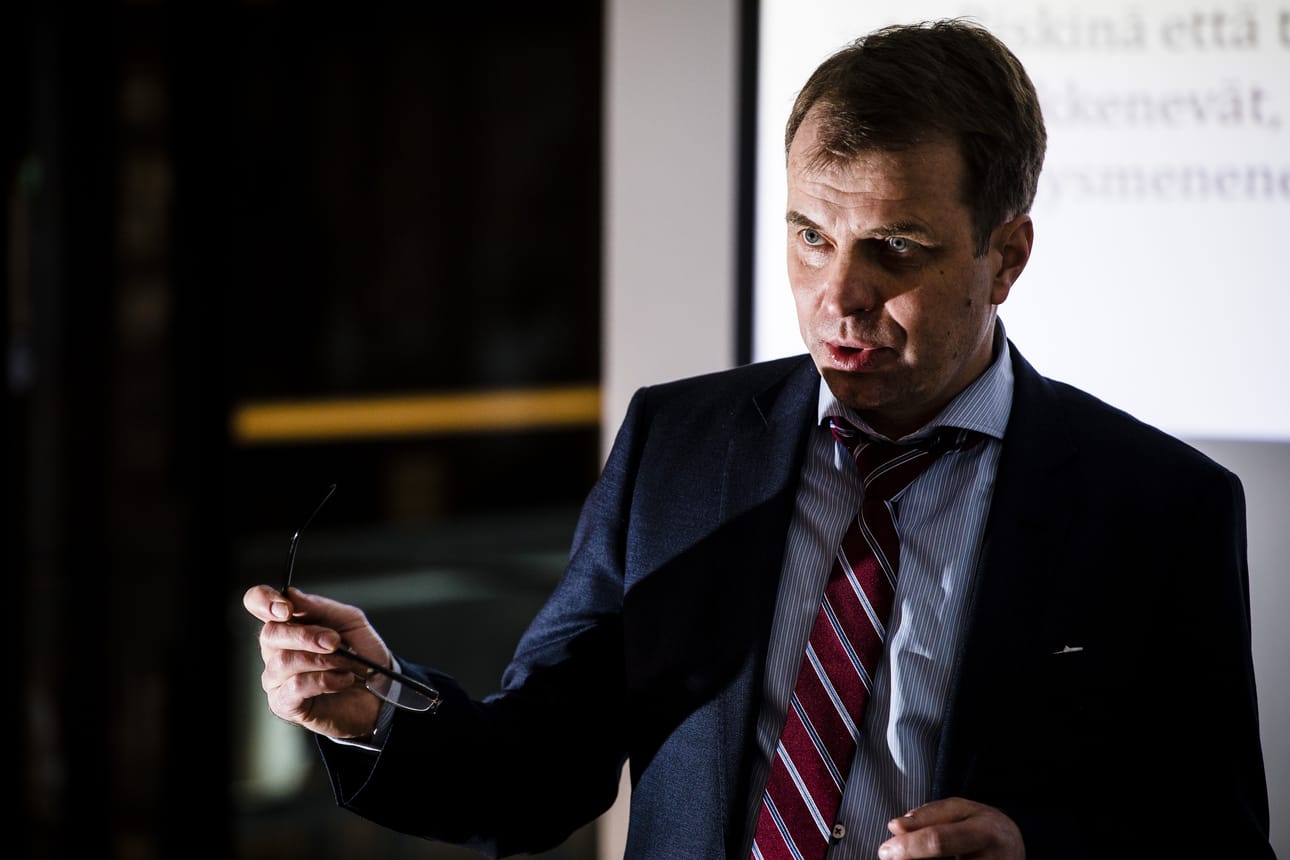 Helsingin yliopiston julkistalouden professorin Roope Uusitalon mukaan sinänsä selkeä hallitusohjelma kaipaa vielä tarkempia laskelmia siitä, kuinka uudistukset rahoitetaan.