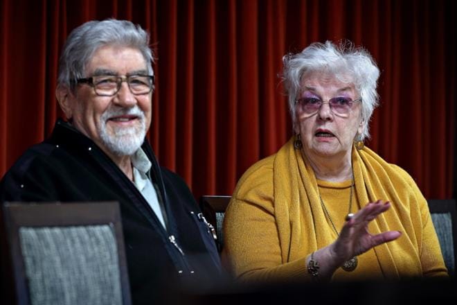 Veikko Seppälä puhuu Nurmon murretta ja Aino Mäki-Kaukola haastaa Kurikan murretta. Etelä-Pohjanmaan murreseura puuhaa murteiden puhumisen SM-kilpailuun mukaan kannustusporukkaa. KUVA: KARI LÖFHJELM