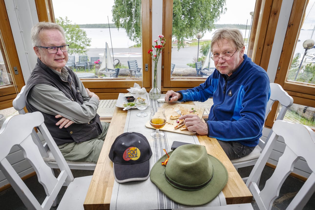 Helsinkiläinen John Launiainen ja espoolainen Jarkko Lehtinen valitsivat Kemin ravintola Pursiseuralla pitsat hilepöydän sijaan, koska kaipasivat sadepäivänä lämmintä purtavaa.