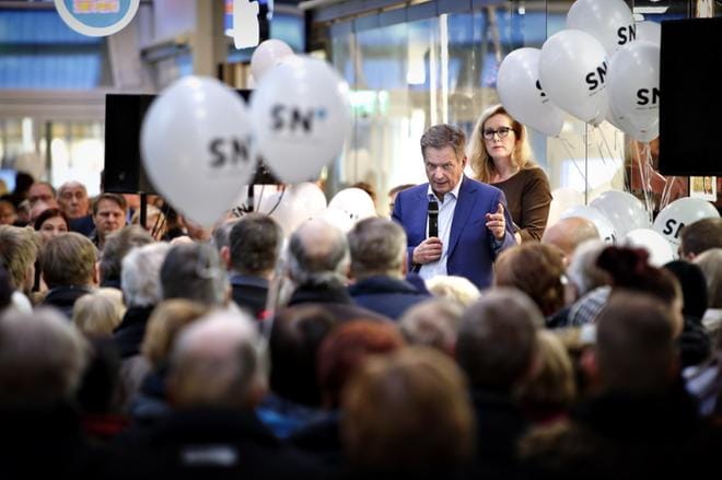 Tungosta oli riittämiin, kun presidenttikaudelleen jatkoa tavoitteleva Sauli Niinistö poikkesi junakiertueellaan tapaamassa seinäjokelaisia. Niinistö korosti toisesta välittämistä, ja muistutti, että toista auttamalla saa usein itse enemmän kuin autettava. Haastattelijana toimi päätoimittaja Satu Takala. KUVA: TOMI KOSONEN