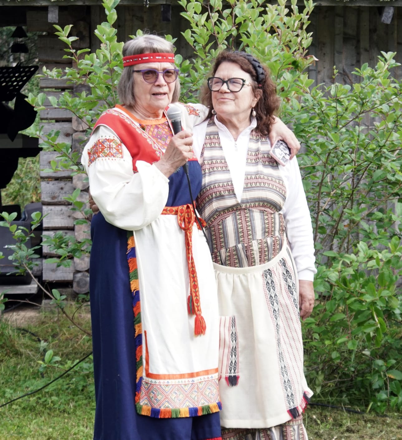 Arja Äikäs ja Katri Virtanen olivat tyytyväisiä Anttilan pihajuhlaan.