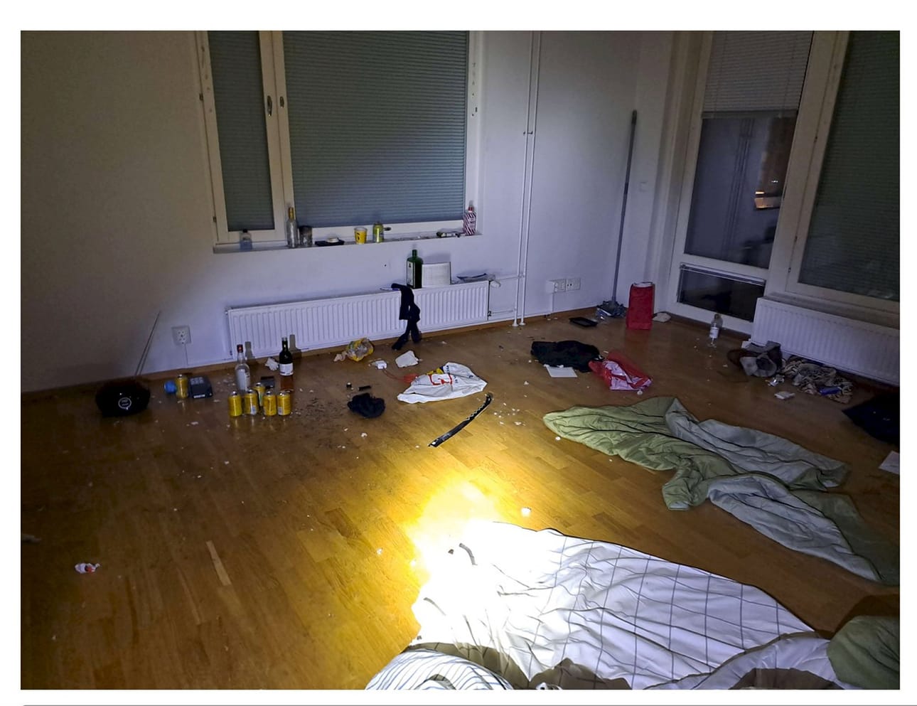 Yksi asunto, jossa yhtä Ruotsista tuoduista miehistä majoitettiin. Ruotsalainen ja suomalainen järjestäytynyt rikollisryhmä toivat poliisin mukaan päihdeongelmaisia ihmisiä Suomeen tehtailemaan petosrikoksia lukuunsa. Uhreja pahoinpideltiin ja jopa raiskattiin, esitutkintapöytäkirjassa sanotaan.