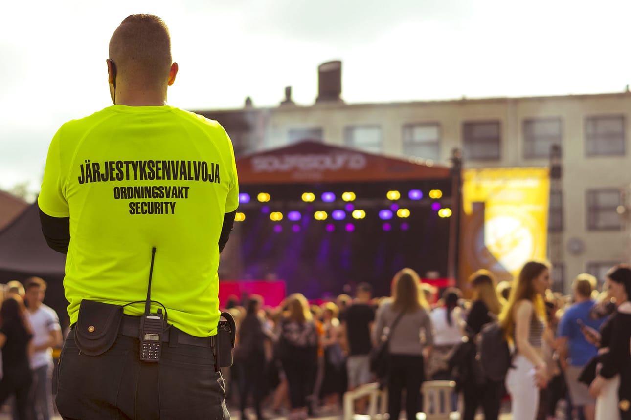 Festivaaleille ei hakeuduta vapaaehtoisiksi yhtä sankoin joukoin kuin aiemmin. Tarvetta on muun muassa järjestyksenvalvojille. Arkistokuva.