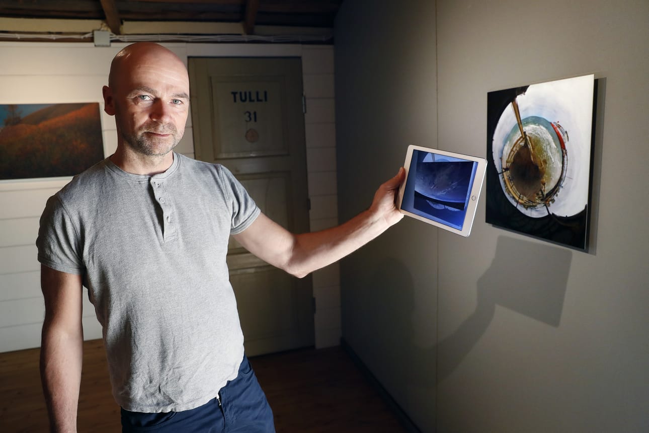 Kuvataideopettaja Markku Langin 360 asteen valokuvaustekniikalla toteutetussa, vuorovaikutteisessa Inter-näyttelyssä kuljetaan Kittilästä Intiaan. Tiloihin astutaan mobiililaitteen avulla.