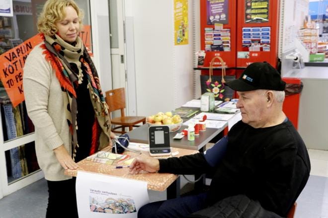 Vimpeliläinen Olli Kujala istahti verenpainemittaukseen valtakunnallisen vanhustenviikon tapahtumassa Alajärvellä. Samalla terveydenhoitaja Minna Tuomela kertoi muun muassa vitamiinien merkityksestä. D-vitamiinia tarvitaan ja B-vitamiinin hän totesi aivoille tärkeäksi, jos muisti tuntuu heikkenevän. KUVA: SARI HEINILÄ