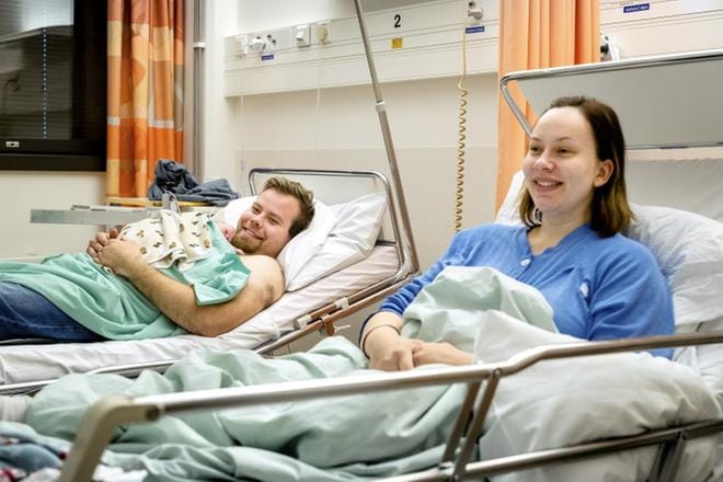 Kurikkalaiset Petteri Huhtanen ja Minna Kokkonen saivat esikoislapsensa Seinäjoen keskussairaalassa. Kolmen päivän ikäinen viihtyy ollessaan kosketuksissa vanhempiensa ihoon. Vanhemmat kehuvat sairaalan henkilökuntaa mukavaksi ja osaavaksi. – Apua on saanut aina kysyttäessä, mutta sitä ei olla tuputtamassa, Kokkonen sanoo. Pariskunta kertoo hyötyneensä etenkin imetysasioissa annetusta avusta. Isän mukaan myös käytännön asiat on käyty hyvin läpi. – Täällä saa itse kokeilla, kuinka pärjää vauvan kanssa, Huhtanen kertoo. KUVAT: MATTI HAUTALAHTI