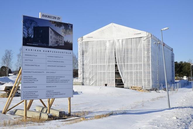Kurikan sisääntuloväylän varrelle rakentuu parhaillaan oppilasasuntola. Sen rakennuttaa Kurikan tytäryhtiöihin kuuluva Kurikan Toimitilat oy. Kustannusarvio on ollut noin neljä miljoonaa euroa. KUVA: JAANA ALA-LAHTI