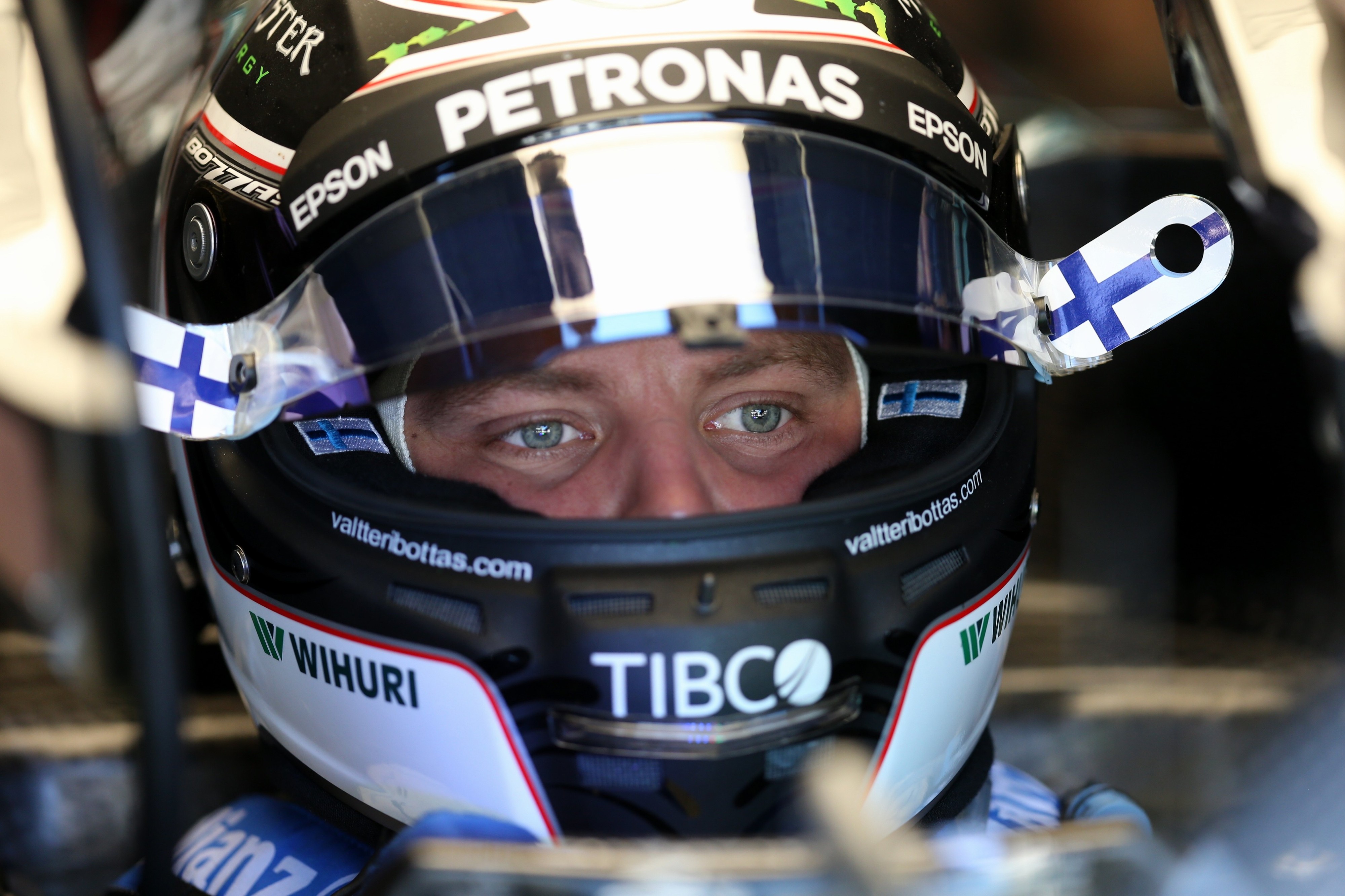 Valtteri Bottas putosi lähdössä toiseksi.