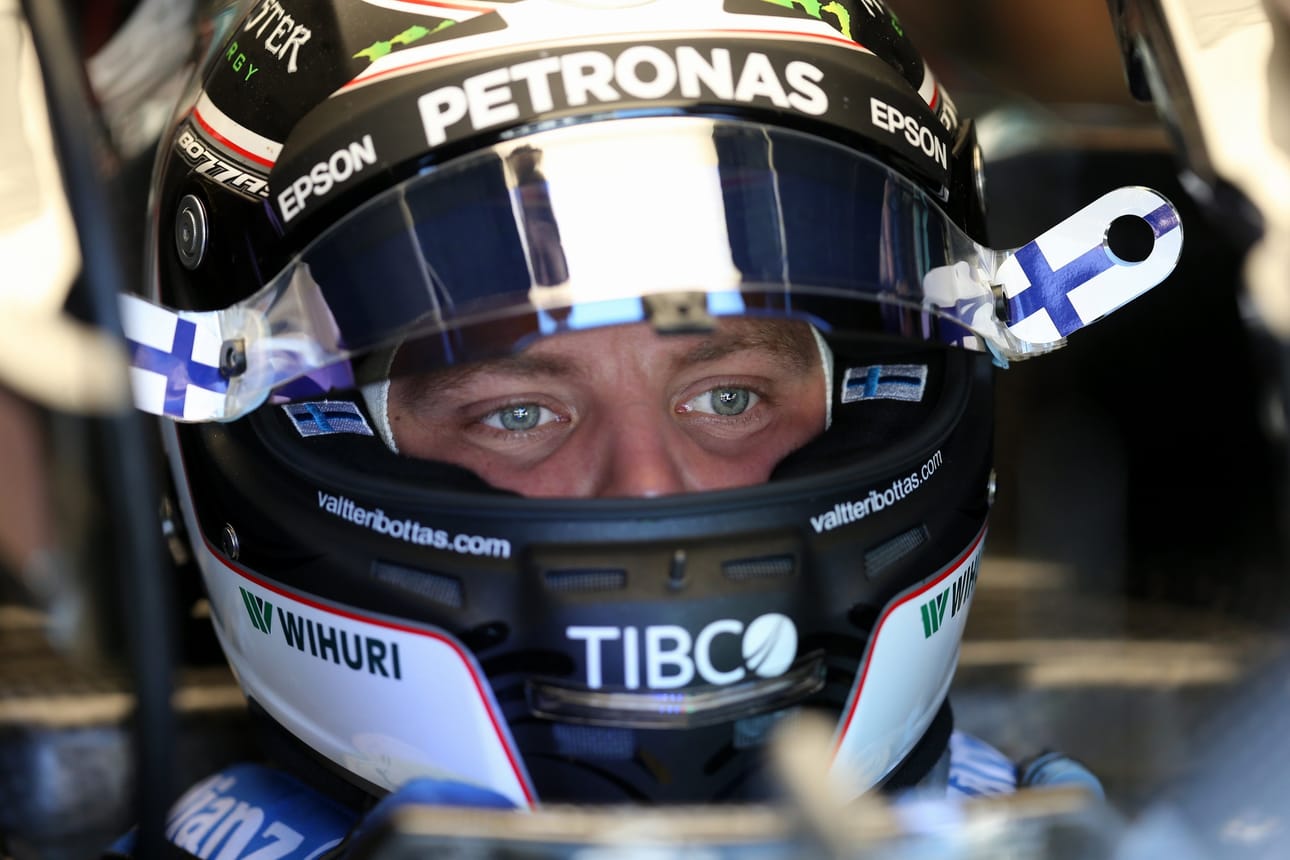 Valtteri Bottas putosi lähdössä toiseksi.