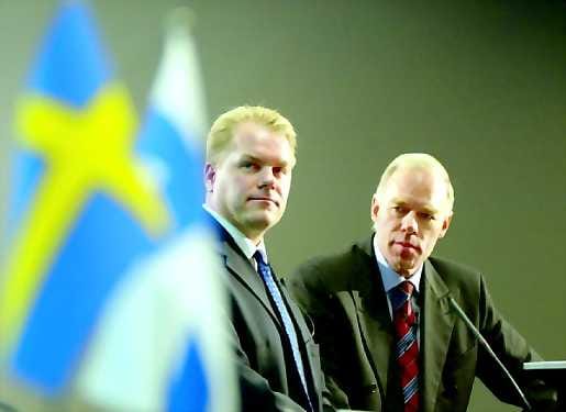 Sanoma sijoittajille. Telian Anders Igel (oik) ja Soneran Harri Koponen yrittävät lähipäivien ja -viikkojen aikana vakuuttaa Soneran osakkeenomistajia yhtiöiden fuusion eduista.