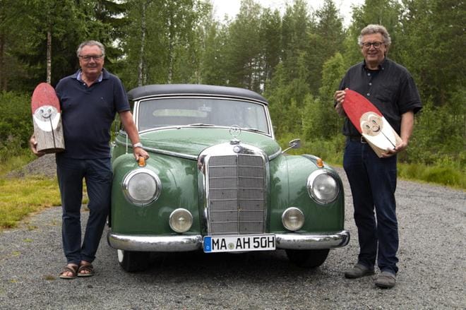 Mercedes-Benz 300 Cabriolet vuosimallia 1952 odottaa lähtökäskyä kohti pohjoista. – Haluamme seikkailla tällä autolla. Skandinavia miellyttää meitä molempia – paljon maata ja vähän ihmisiä, jotka ovat enimmäkseen hauskoja, sanoo Andreas Hänssler (vas.). Matkakaverina hänellä on Karl Baumer. KUVAT: JARI KARJANMAA