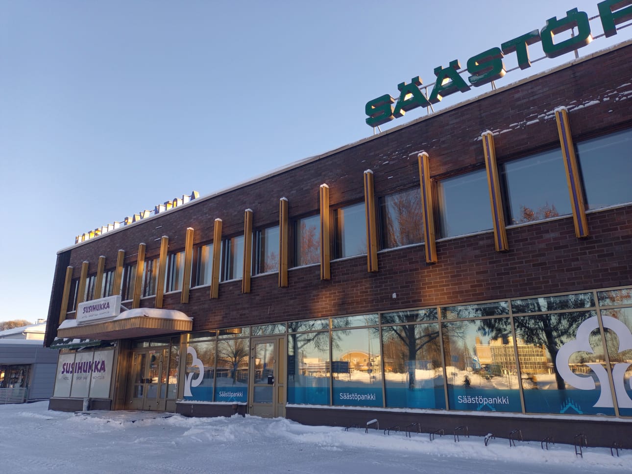 Hotelli ja yökerho Kauhavan keskustassa ovat olleet pitkään kiinni, irtaimistoa myytiin huutokaupalla äskettäin. Pankki on väistänyt myös toisaalle.