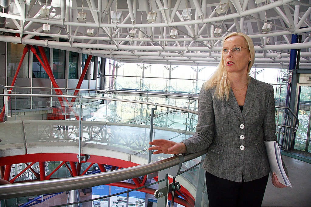 Päivi Hirvelä työskentelee tuomarina Euroopan ihmisoikeustuomioistuimessa Strasbourgissa. Hän arvioi, että sananvapauden osuus osataan ottaa aikaisempaa paremmin huomioon suomalaistuomioistuinten päätöksissä.