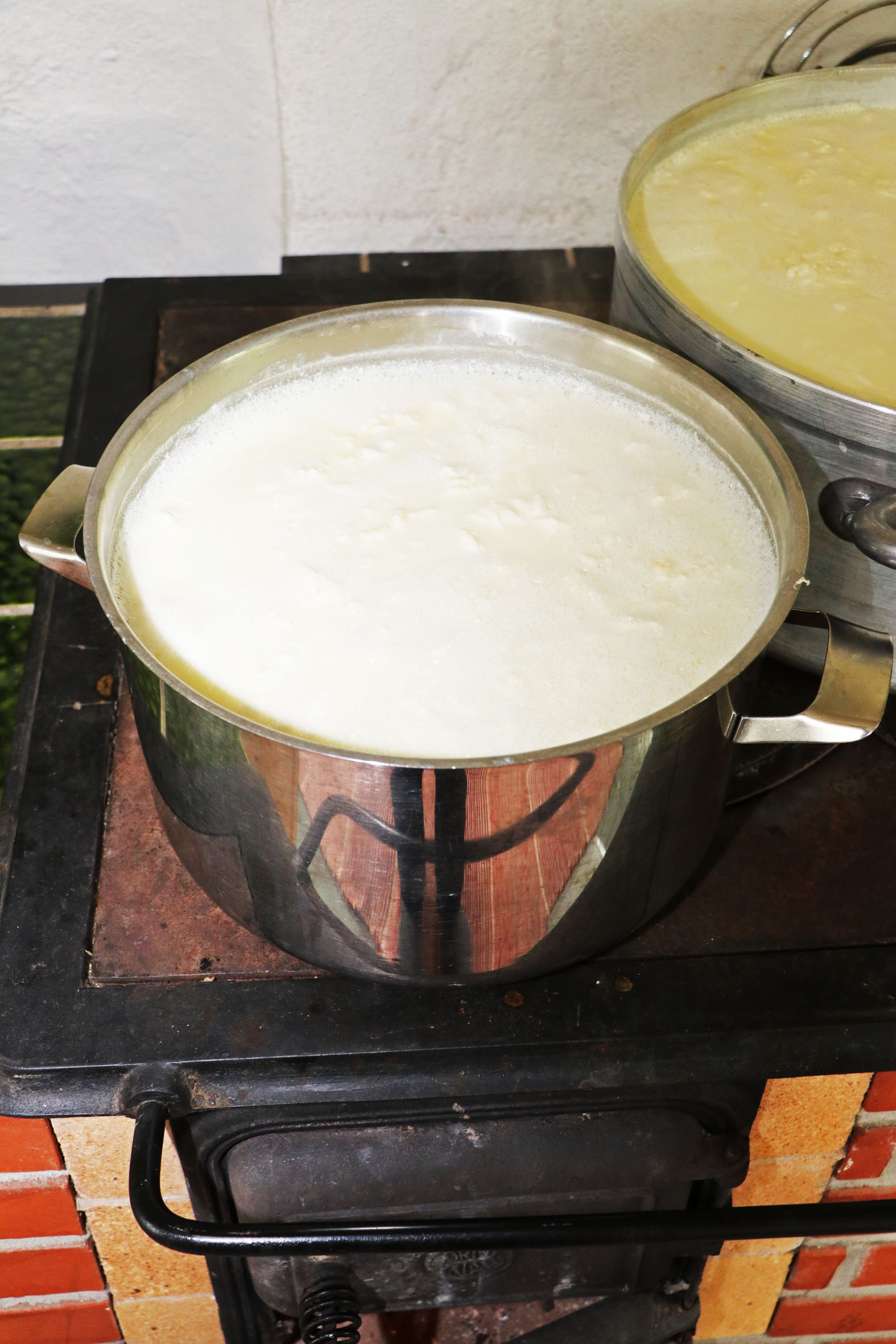 Prokkolan kodissa juusto keittyy puuhellalla. Tällöin on tärkeää huolehtia lämmön tasaisuudesta kiehumisen aikana.