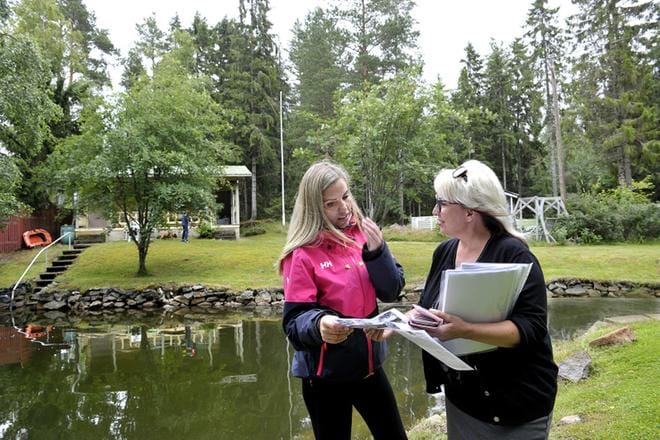 Rauman Puulussa sijaitseva merenrantamökki oli Anu Krappen perheen mieleen, mutta se oli pakko panna lopulta myyntiin. Kiinteistönvälittäjä Oili Kuusinen tarkastaa papereita. KUVA: Juha Sinisalo