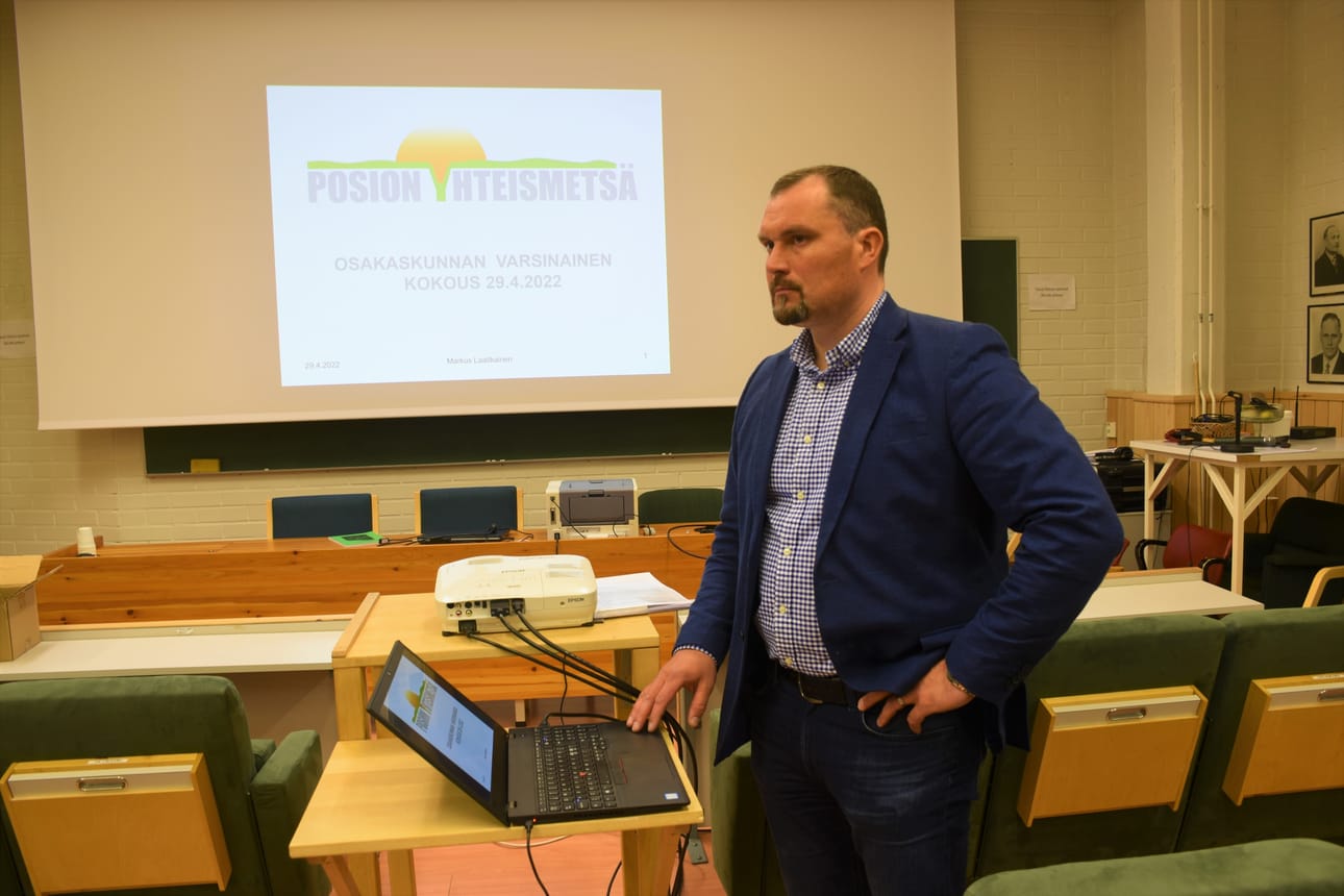 Posion suurin yhteisöveronmaksaja viime vuonna oli Posion yhteismetsä. Kuvassa Posion yhteismetsän toiminnanjohtaja Markus Laatikainen avaamassa osakaskunnan varsinaista kokousta keväällä 2022 kunnanvaltuuston salissa.