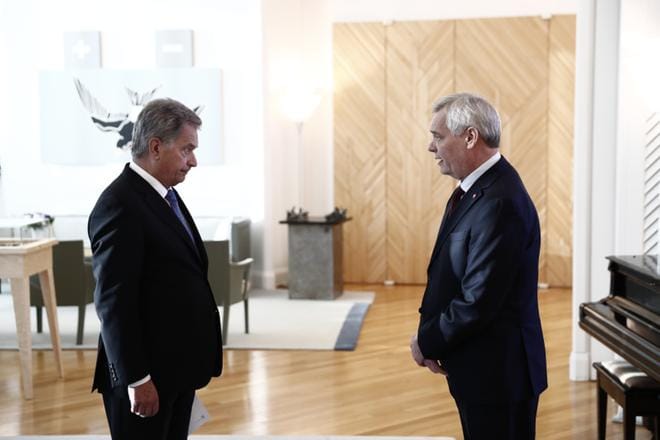 Pääministeri Antti Rinne jätti eronpyyntönsä presidentti Sauli Niinistölle Mäntyniemessä. Rinne kiitti Niinistöä erinomaisesta yhteistyöstä. KUVA: Joel Maisalmi