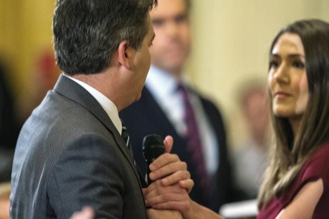 CNN:n toimittaja Jim Acosta kiisteli mikrofonista Valkoisen talon avustajan kanssa. Valkoisen talon lehdistösihteeri jakoi tilanteesta manipuloidun videon, jolla on saatu näyttämään, että Acosta löisi avustajaa. KUVA: ERIK S. LESSER