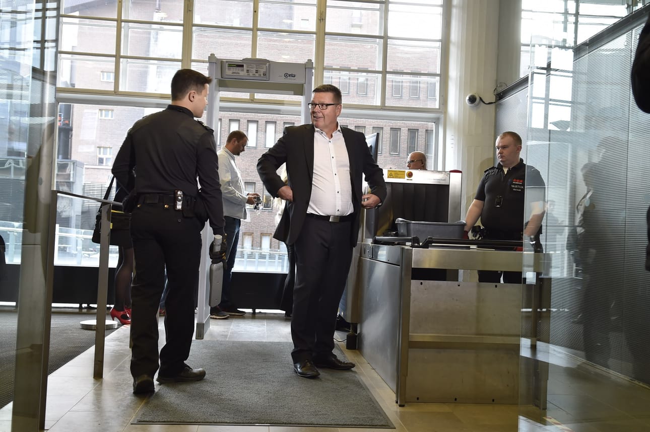 Helsingin huumepoliisin ex-päällikkö Jari Aarnio saapui Helsingin käräjäoikeuteen hyväntuulisena.