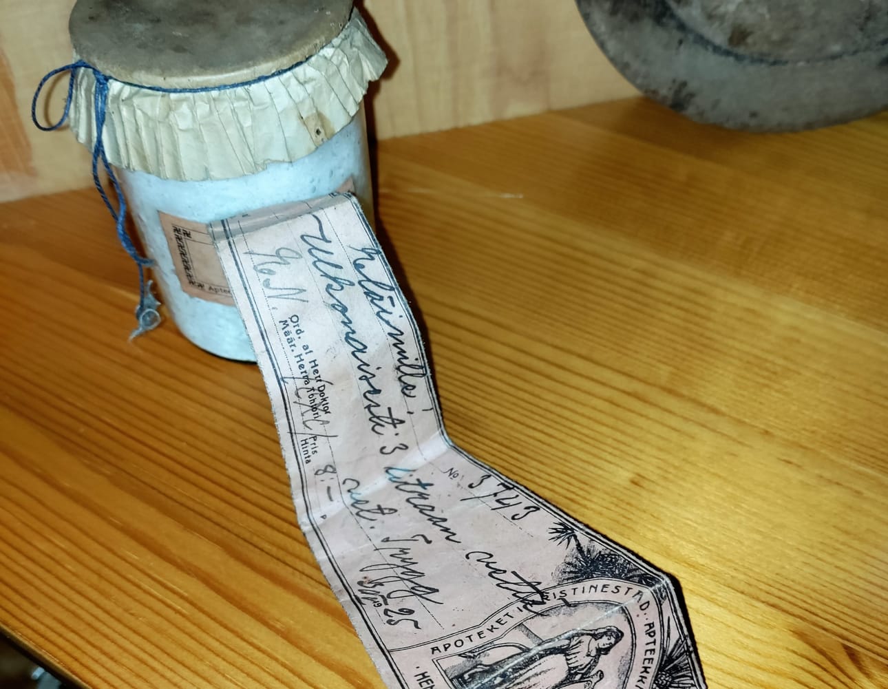 Ohrikylästä löytynyt lääkepurkki vuodelta 1925 on hyvin säilynyt. Se näyttää avaamattomalta. Kuva: Eliisa Smith