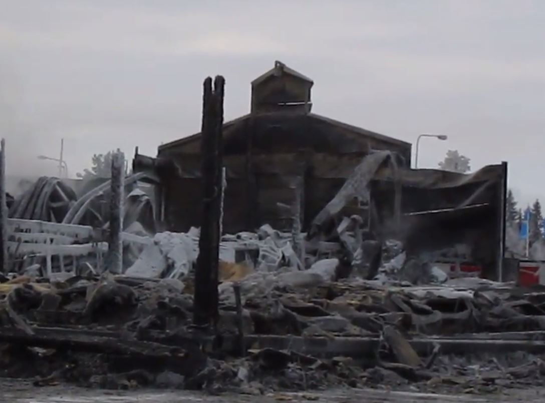 Autoliike paloi maan tasalle Keminmaassa - jälkisammutus jatkui torstaina