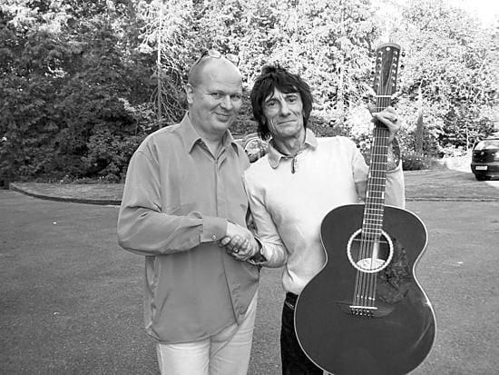 Ron Wood (vas.) käyttää Kari Niemisen kitaraa.