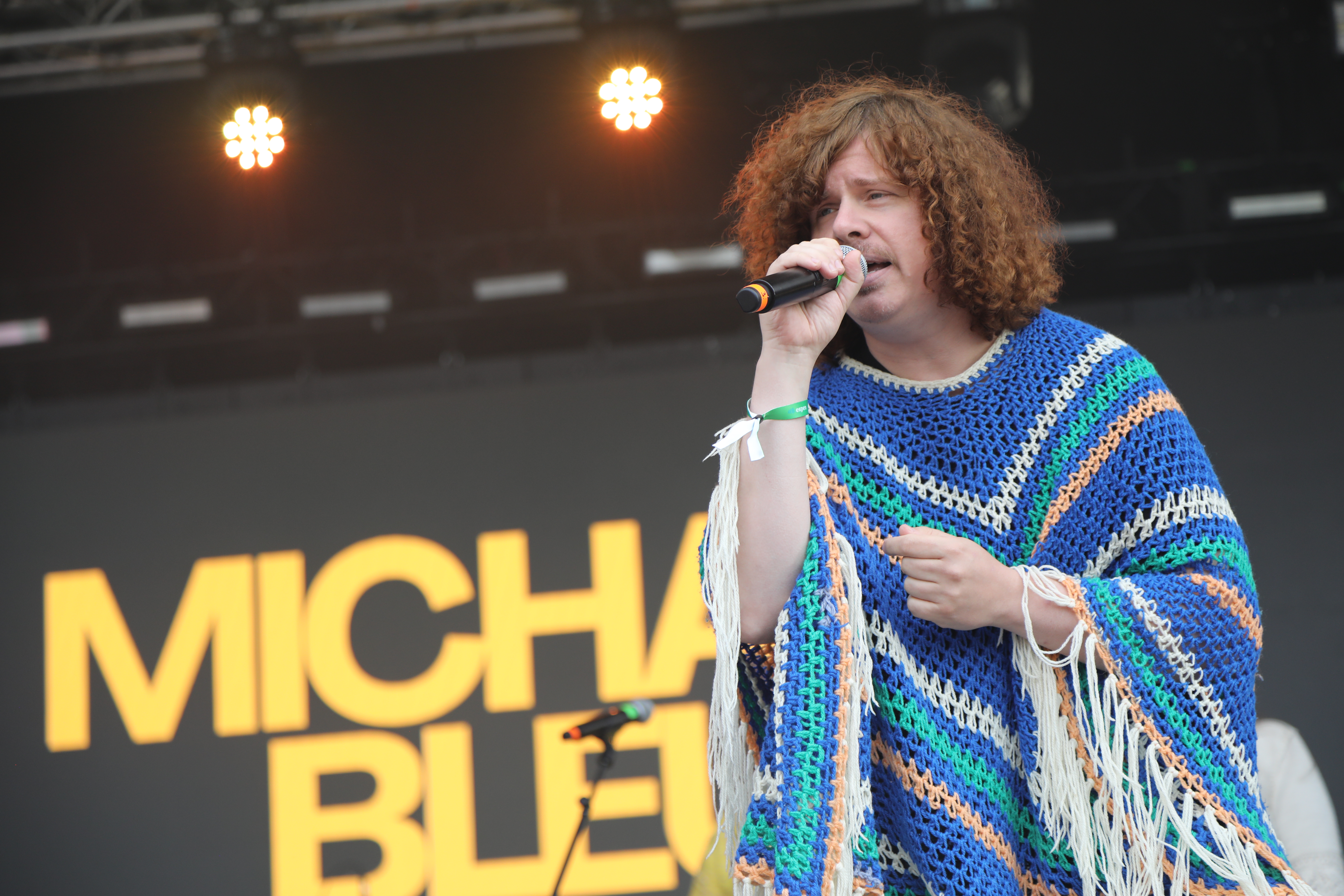 Michel Bleu esiintyi virkatussa ponchossa.