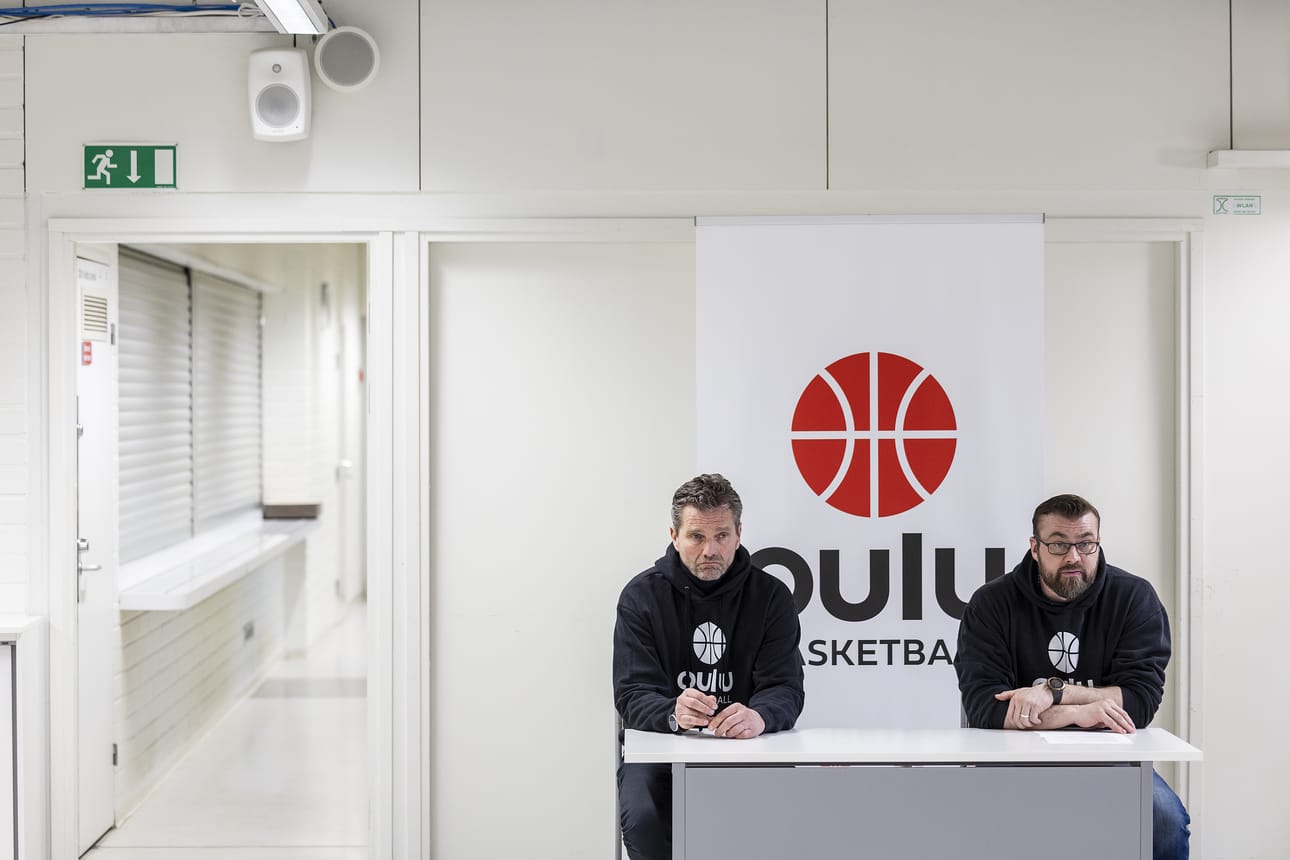 Oulu Basketball järjesti tiedotustilaisuuden 25. huhtikuuta. Urheilujohtaja Joni Vesalainen (vas.) ja toiminnanjohtaja Aapo Lepistö linjasivat tuolloin, että seura lähtee jahtaamaan liiganousua.